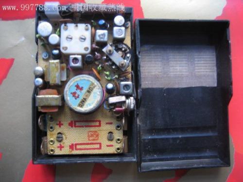 没有集成电路的电子产品内部景象与集成电路设计的核心作用